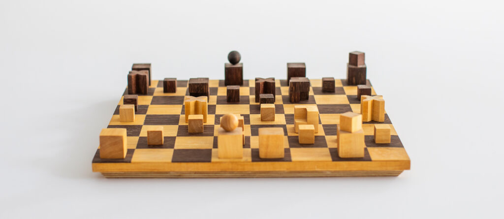 Ein hölzernes Schachbrett mit Holzfiguren